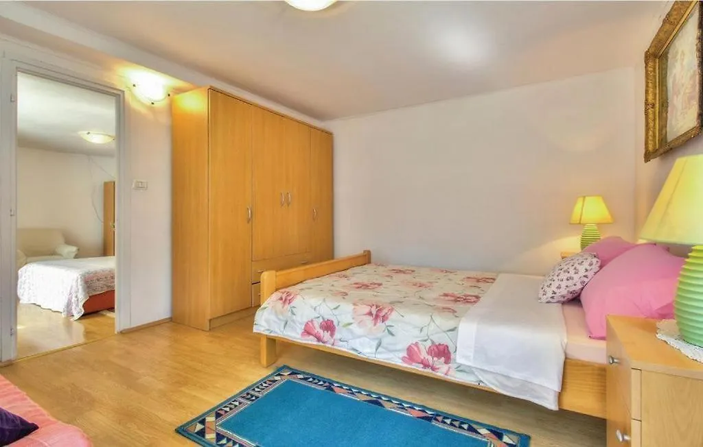 Apartments Sunce 乌马格